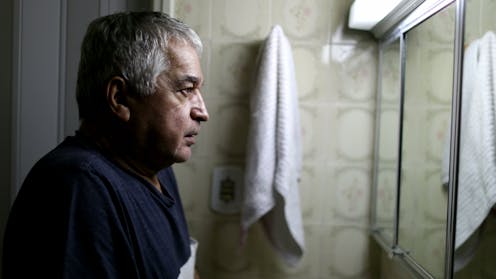 Biologjia shpjegon pse plakemi papritur në moshat 44 dhe 60 vjeç