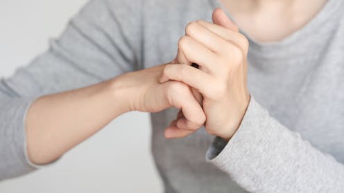 Pse na magjeps gjithmonë zhurma e kockave? Shkenca (dhe miti) pas një zëri viral