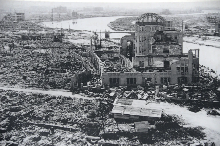 Restos de un edificio bombardeado en una ciudad arrasada.