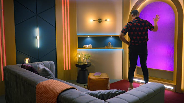 Love is Blind returns – however is there reality to the display’s ‘social experiment’? Right here’s what the examine says 1 A Love is Blind pod with a man standing touching the wall