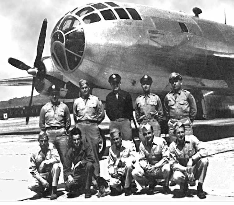 Një grup pilotësh pozojnë para një avioni.