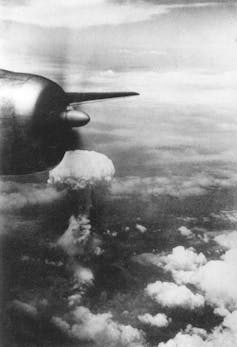 Pamje e shpërthimit mbi Nagasaki tërësisht nga B-29 i njohjes.
