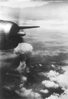 Vista de la explosión sobre Nagasaki tomada por el B-29 de reconocimiento.