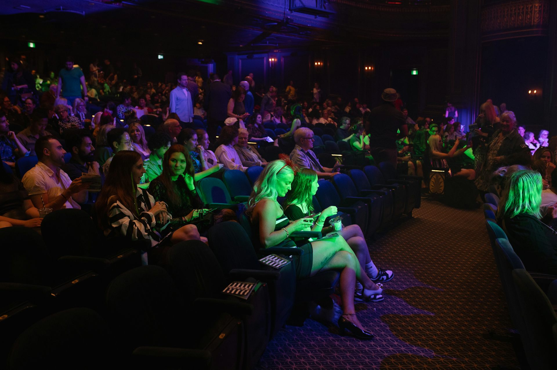 Miembros de la audiencia en la habitación oscura.