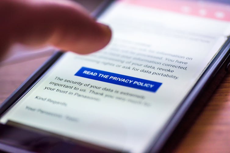 GDPR - afërsi e gishtit njerëzor që tregon butonin e mesazhit në smartphone Lexoni Politikat e Privatësisë.