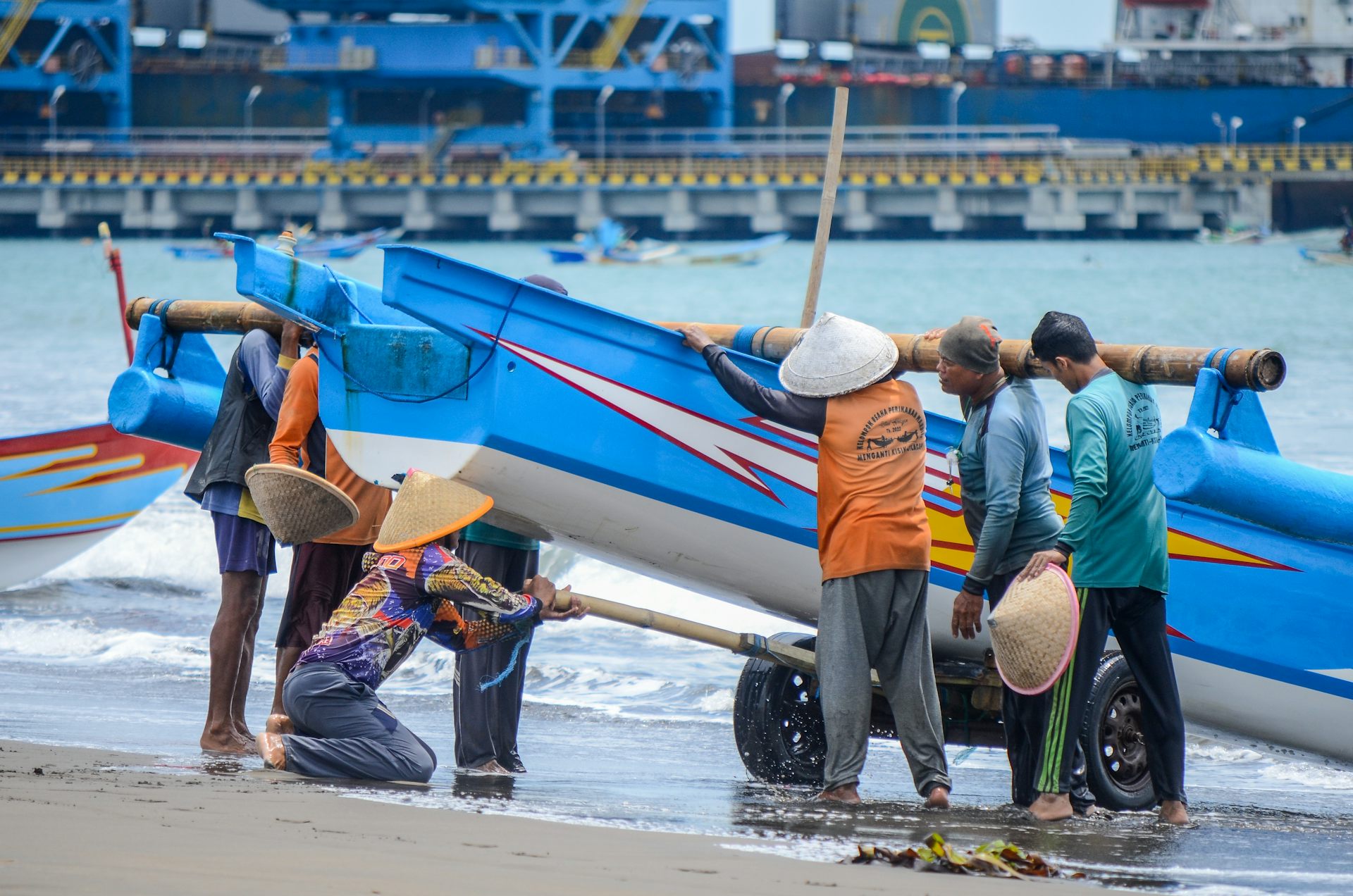 Potret nelayan Indonesia gotong royong