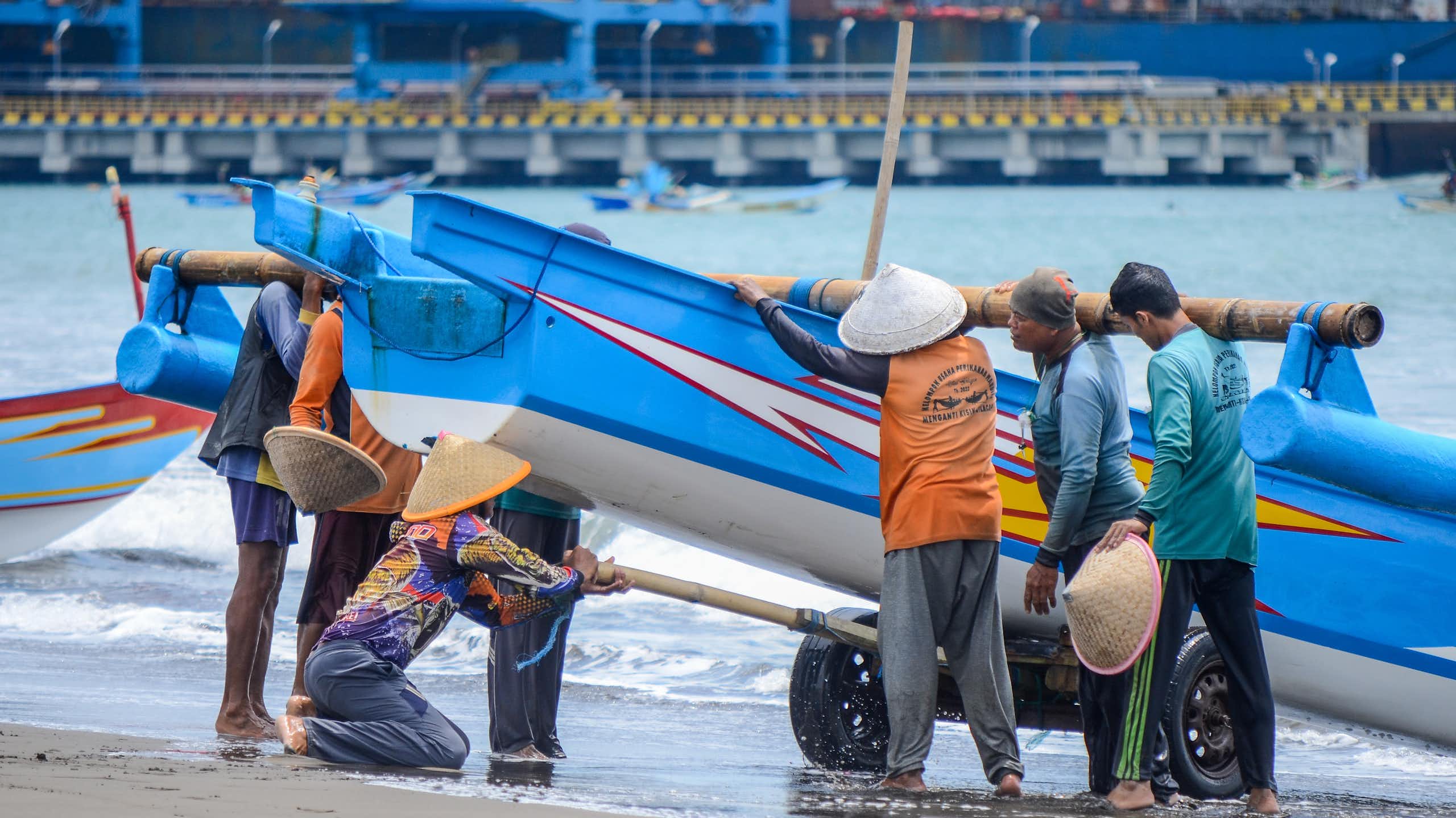 Potret nelayan Indonesia gotong royong