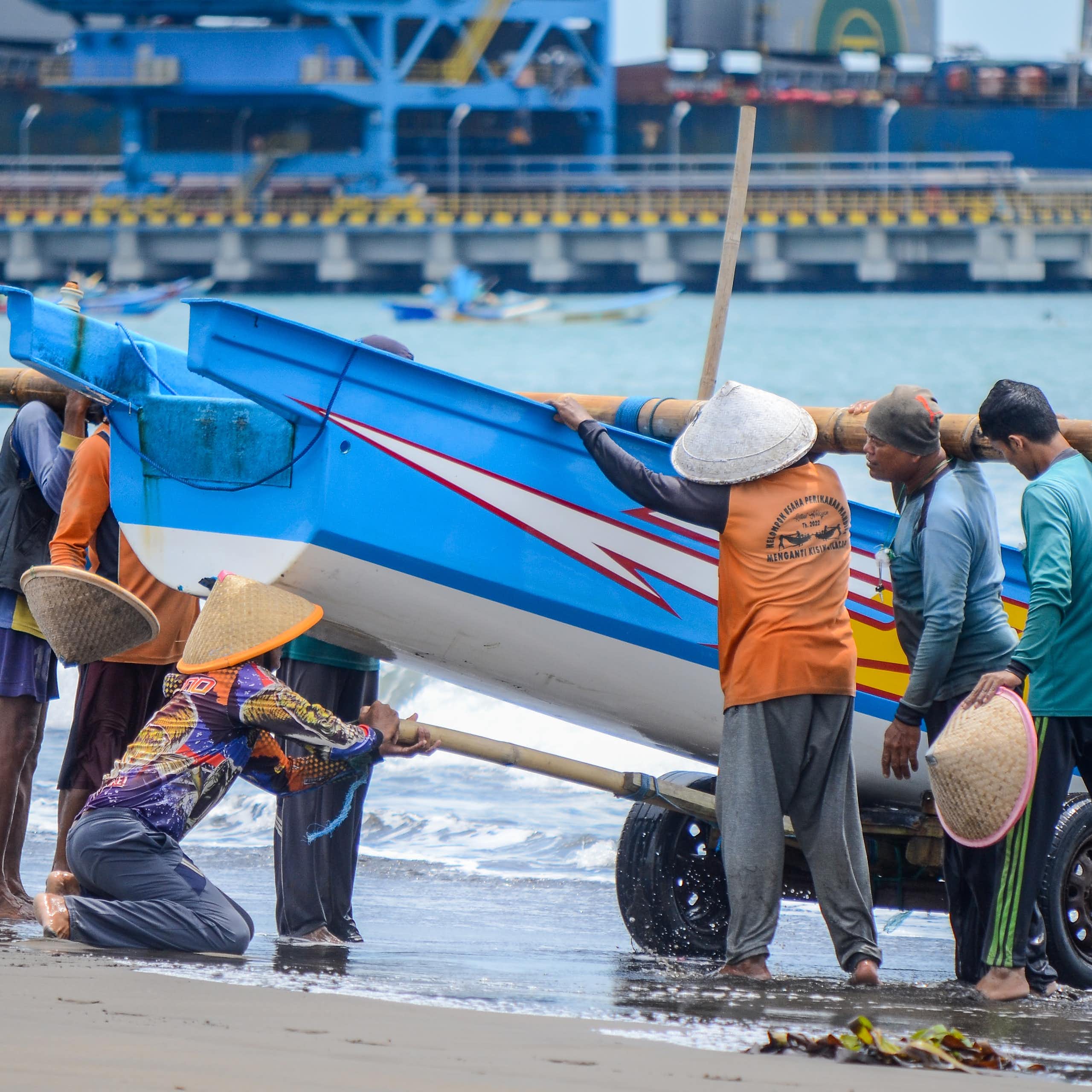 Potret nelayan Indonesia gotong royong