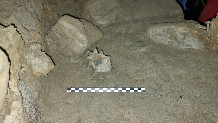 kockë në shpellë, pranë rregulluesit matës