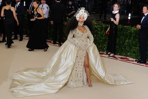 Moda liturgjike në kohë të lëngshme: nga Jubileu në paradën e Dolce & Gabbana