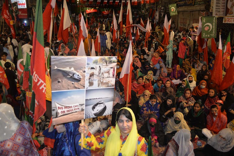 A crowd of Pakistani people protesting against government plans to construct new irrigation canals.