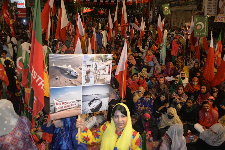 A crowd of Pakistani people protesting against government plans to construct new irrigation canals.