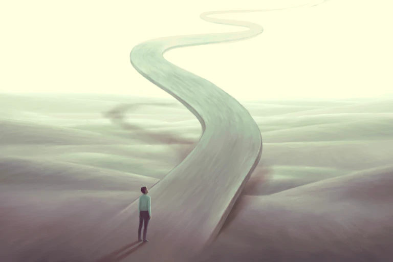 Personne devant une route qui s'échappe dans les nuages