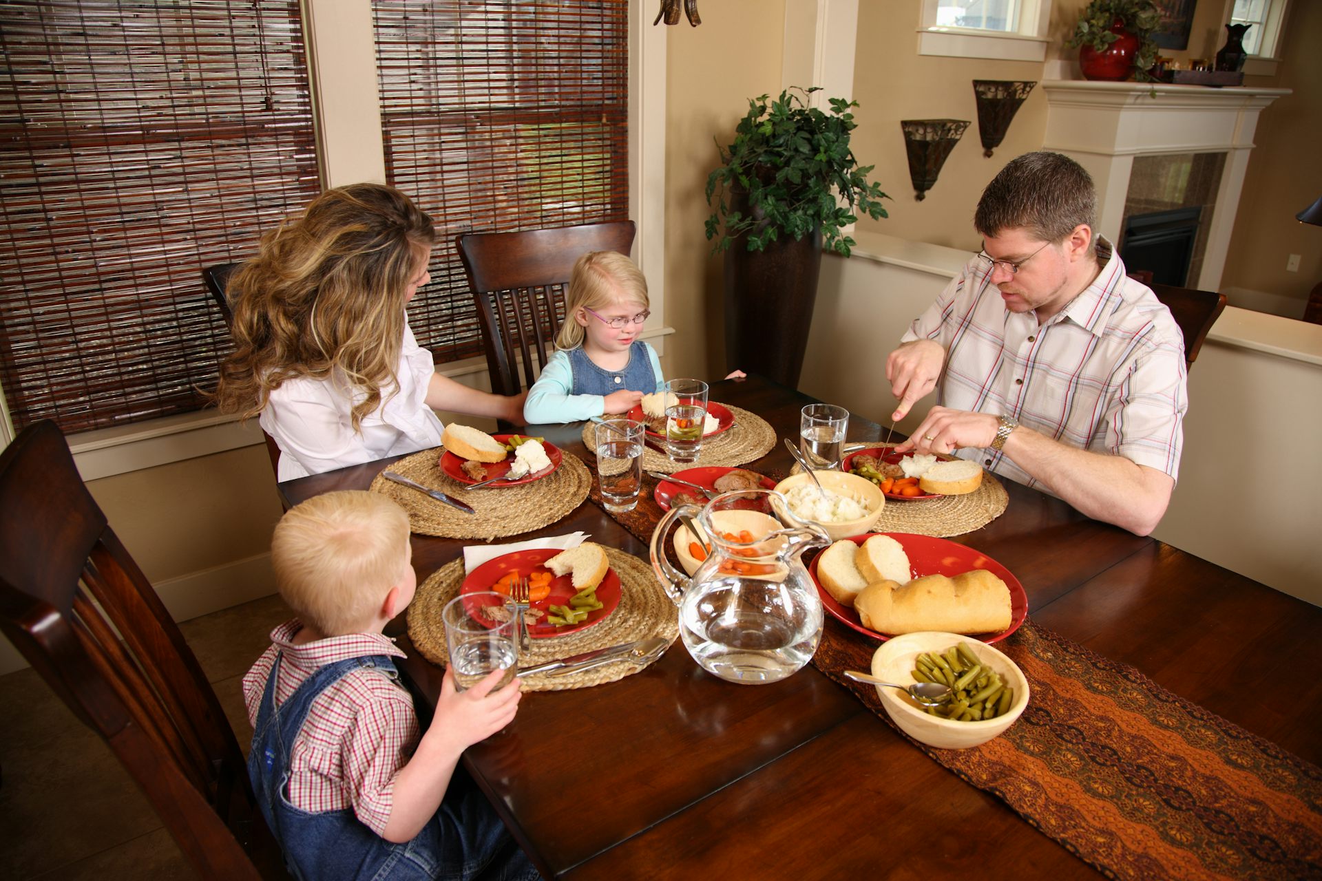 Время в кругу семьи. Семья за столом. Семейный обед. Дети за столом. Семейный ужин.