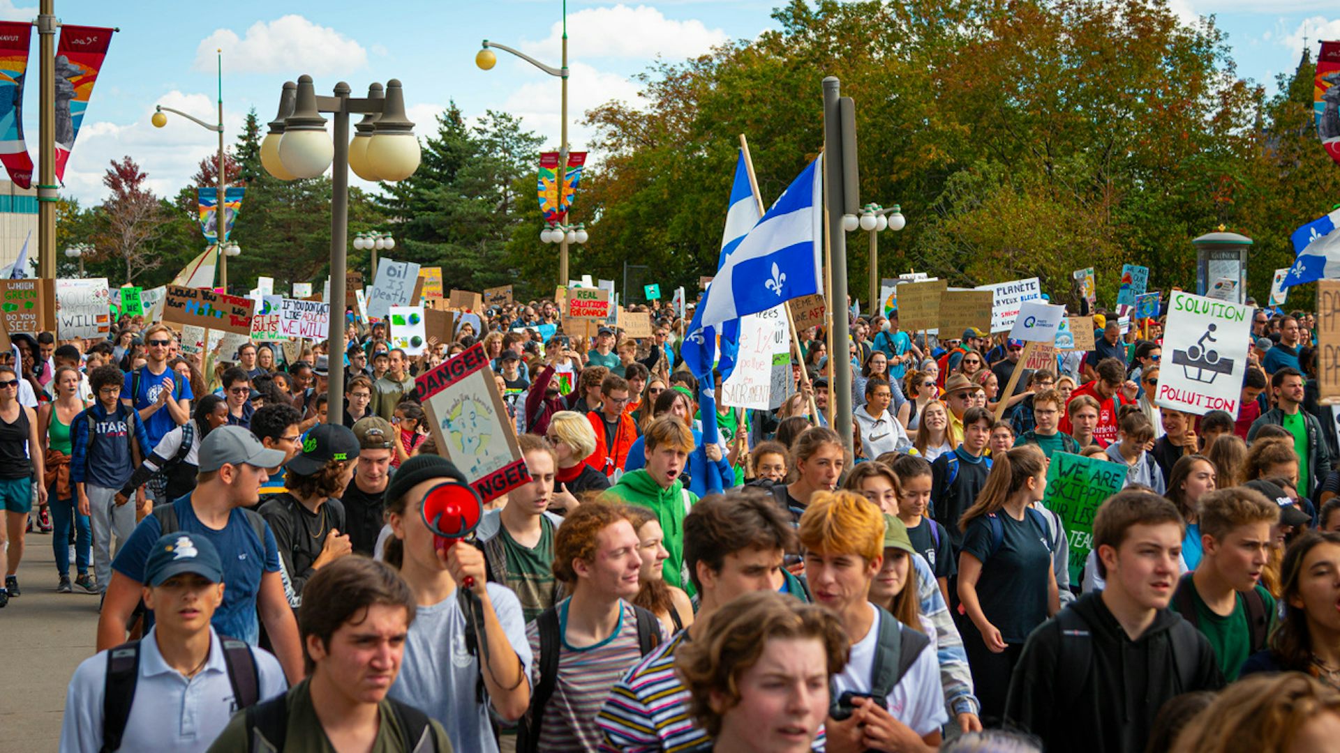 Des jeunes manifestent.