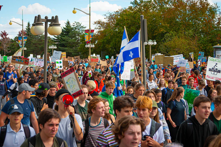 Des jeunes manifestent.