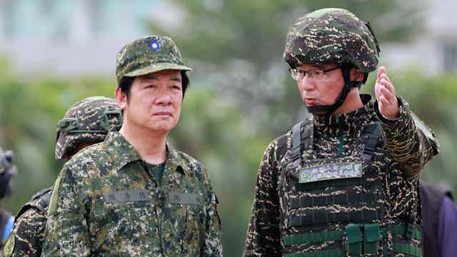 台湾总统赖清德身着军装与一名军官交谈。