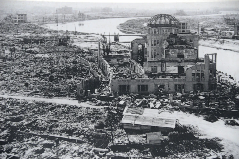 Restos de um prédio bombardeado em uma cidade arrasada.