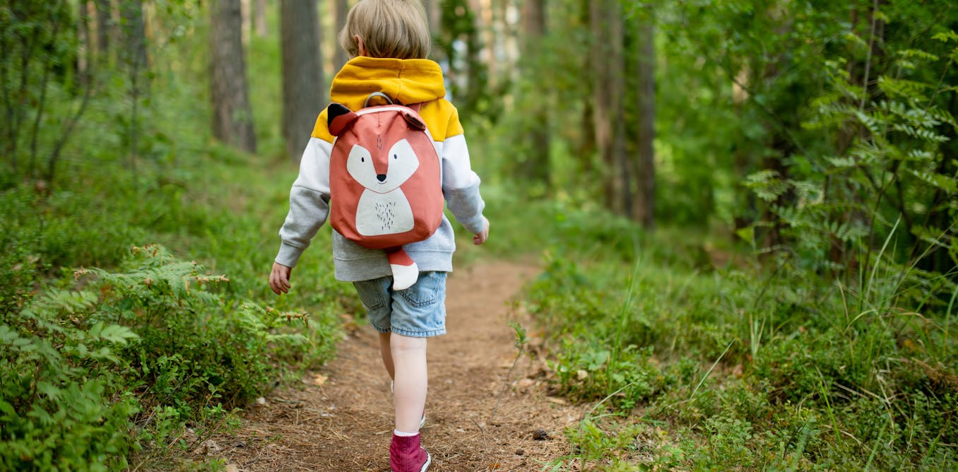 Dar más de 12 000 pasos diarios durante el año escolar para reducir la obesidad infantil
