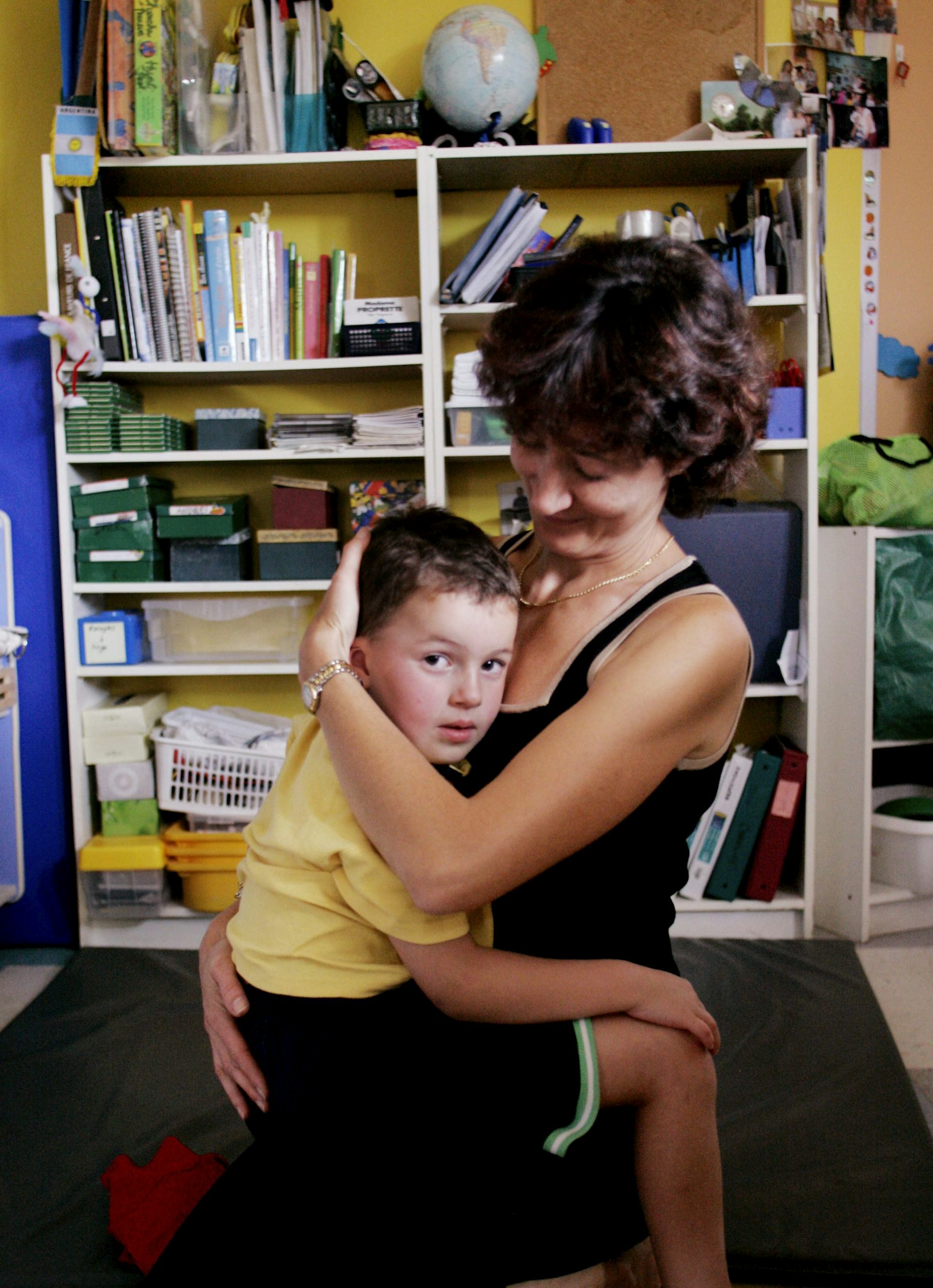 Una mujer sosteniendo un hijo.