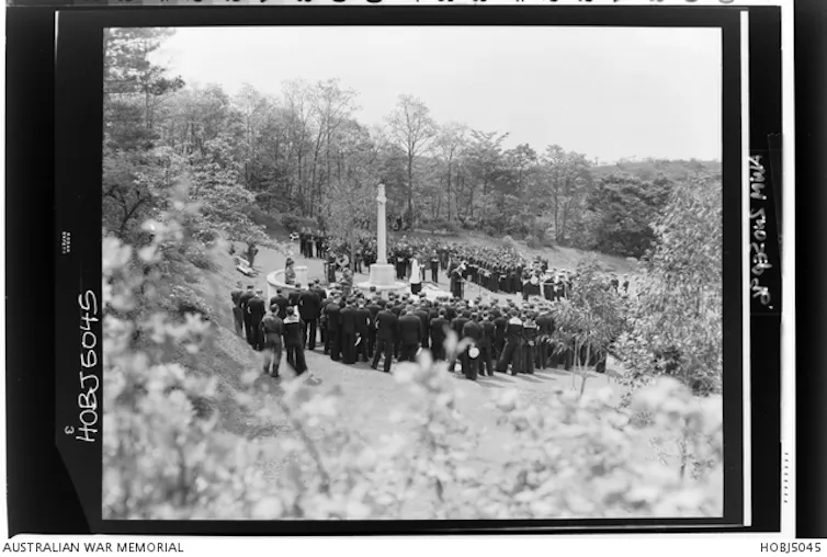 Black and white photo, a crowd under the cross.