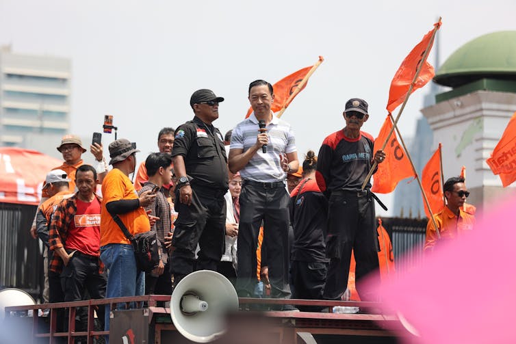 Tom Lembong i jep falje nga Prabowo për rastin e importeve të sheqerit që e përfshiu.