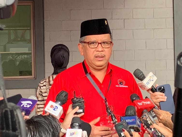 Prabowo memberikan amnesti pada Sekjen PDIP Hasto Kristiyanto. Ini diduga sebagai upaya merangkul oposisi.