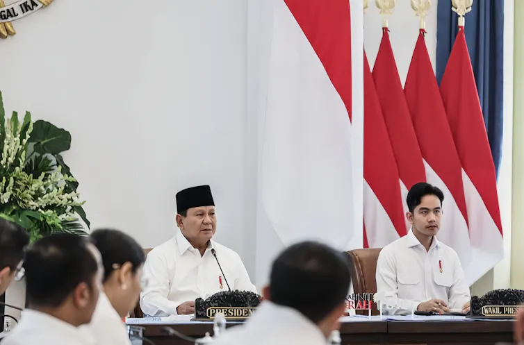 Langkah Prabowo memberikan amnesti dan abolisi pada Hasto Kristiyanto dan Tom Lembong mengindikasikan melemahnya bayang-bayang Jokowi.