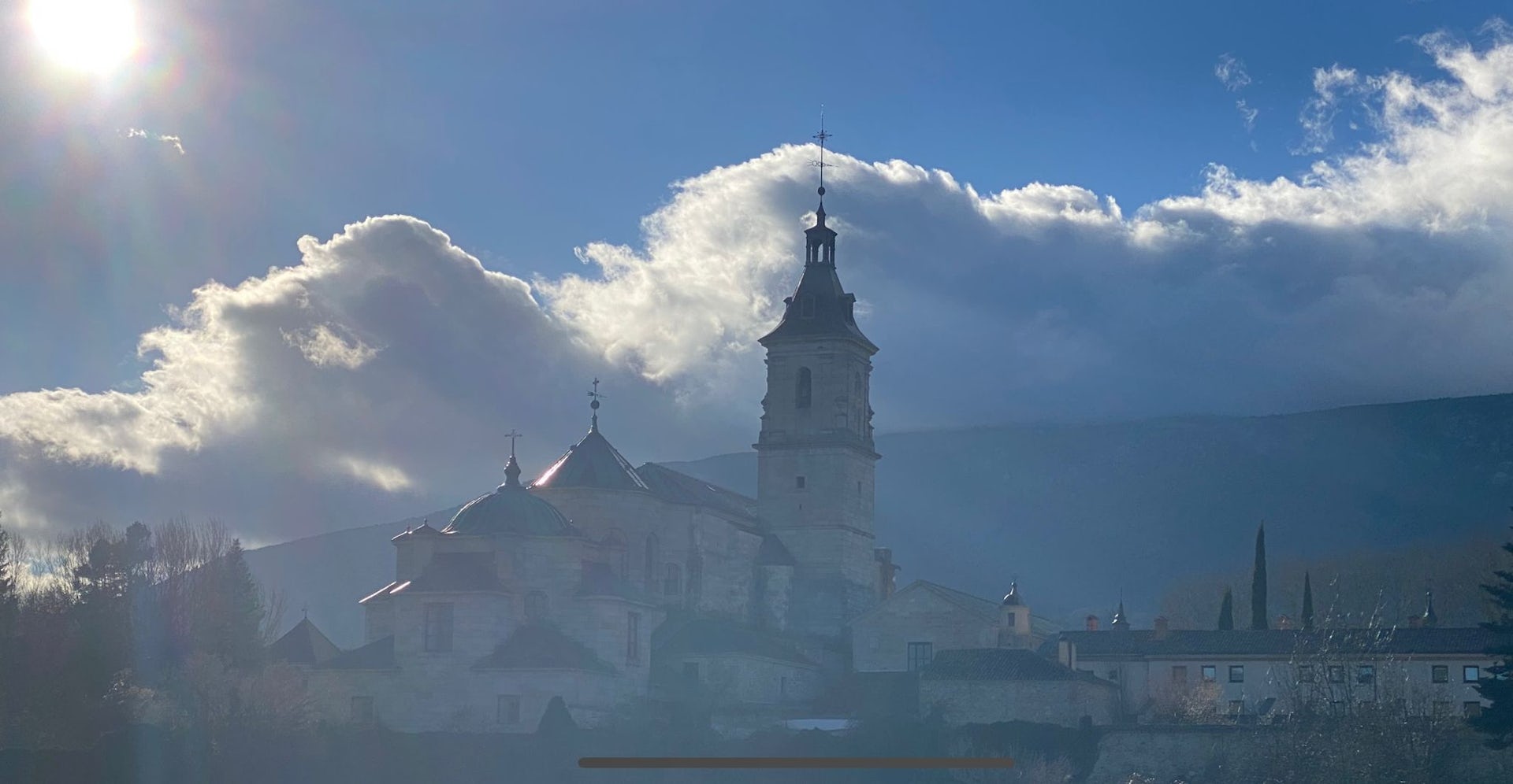 Imagen de un monasterio apareciendo entre las nubes.