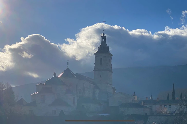 Imagen de un monasterio apareciendo entre las nubes.