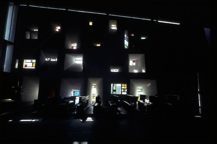 Monasterios, nuevo arte contemporáneo 2 El interior de la capilla, en la oscuridad, mientras que las ventanas ligeras se filtran.