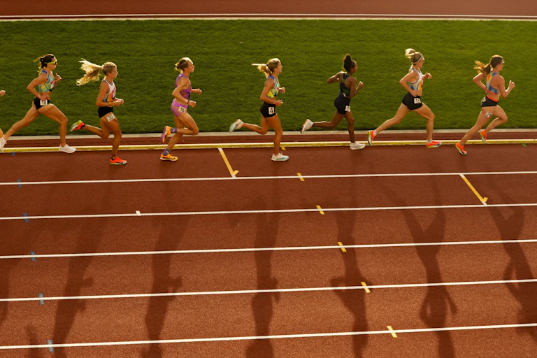 Corredoras compiten en la final femenina de 10 000 metros en el Campeonato de Estados Unidos de 2025