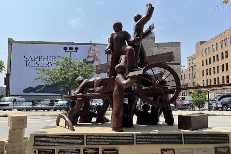 A memorial depicting a battle in an urban area.