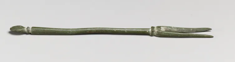 Une fourchette verte à deux dents