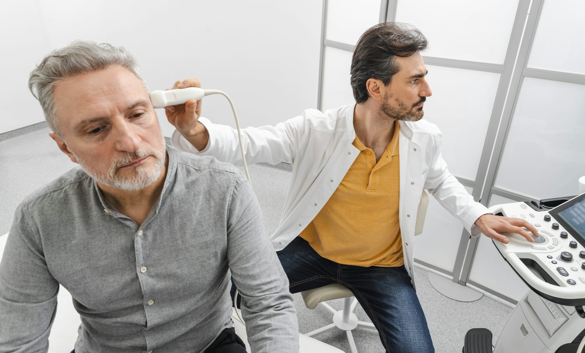 Un soignant pratique un examen sur un patient à l’aide d’ultrasons.