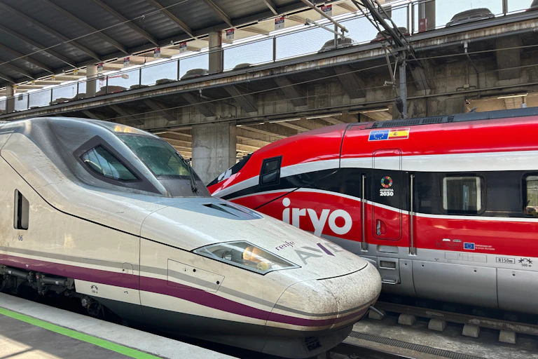 Dos trenes enfrentados