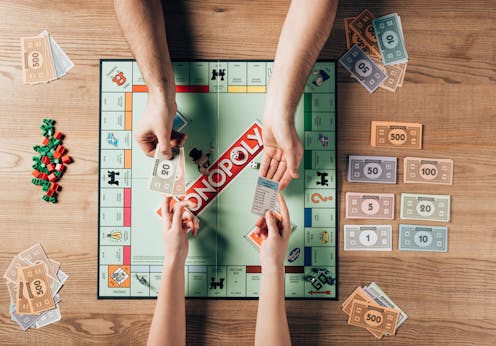 Monopoli, Catan dhe mësimi përmes lojës: si lojërat e bordit na mësojnë modele të ndryshme ekonomike