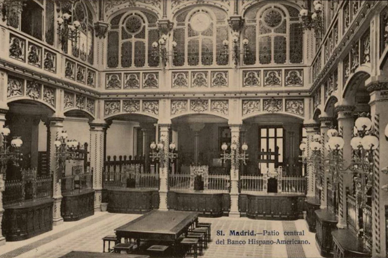 Foto antigua del patio suntuoso de un edificio