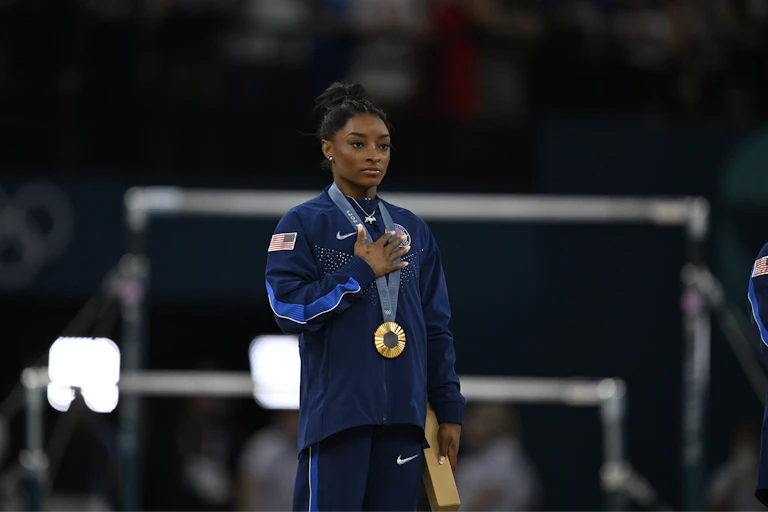 Paris-France, le 28 juillet 2024, Jeux Olympiques de Paris 2024, la gymnaste olympique américaine Simone Biles reçoit une médaille d'or.
