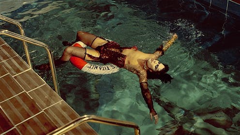 Në moshën 50-vjeçare, The Rocky Horror Picture Show është ende ‘jo e përsosur’ por e mirë (dhe queer) si gjithmonë