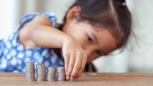 Çfarë mëson fëmijët nga para në xhep? Mund të ofrojë edukim social dhe financiar