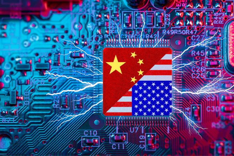 Banderas de China y Estados Unidos echando chispas sobre la imagen de un chip