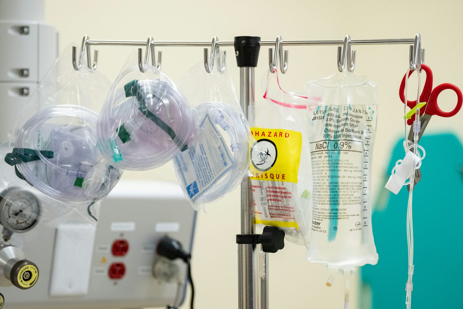 Une potence à perfusion est visible dans une chambre de l’unité d’urgence de l’Hôpital de Montréal pour enfants.