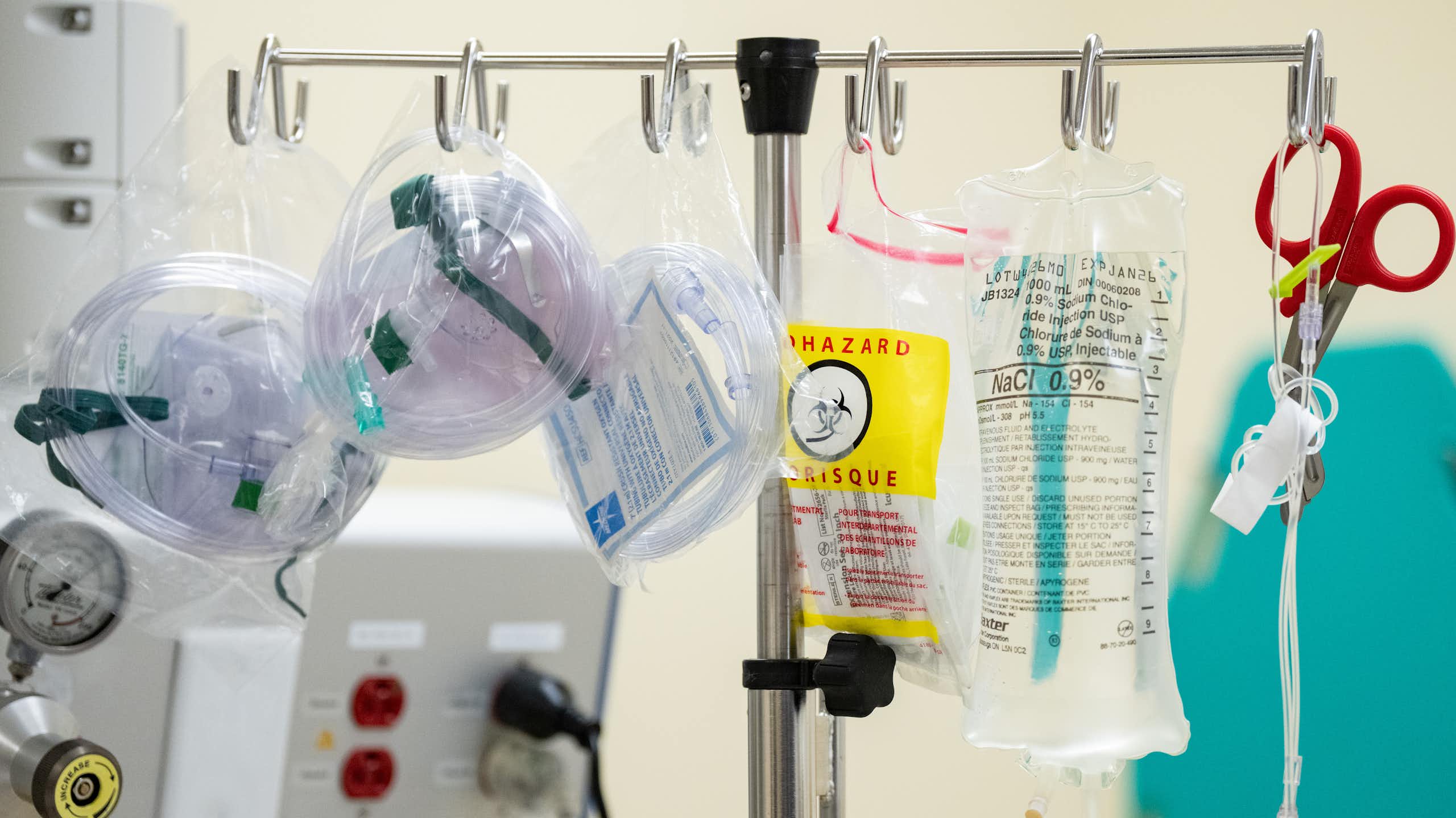 Une potence à perfusion est visible dans une chambre de l’unité d’urgence de l’Hôpital de Montréal pour enfants.