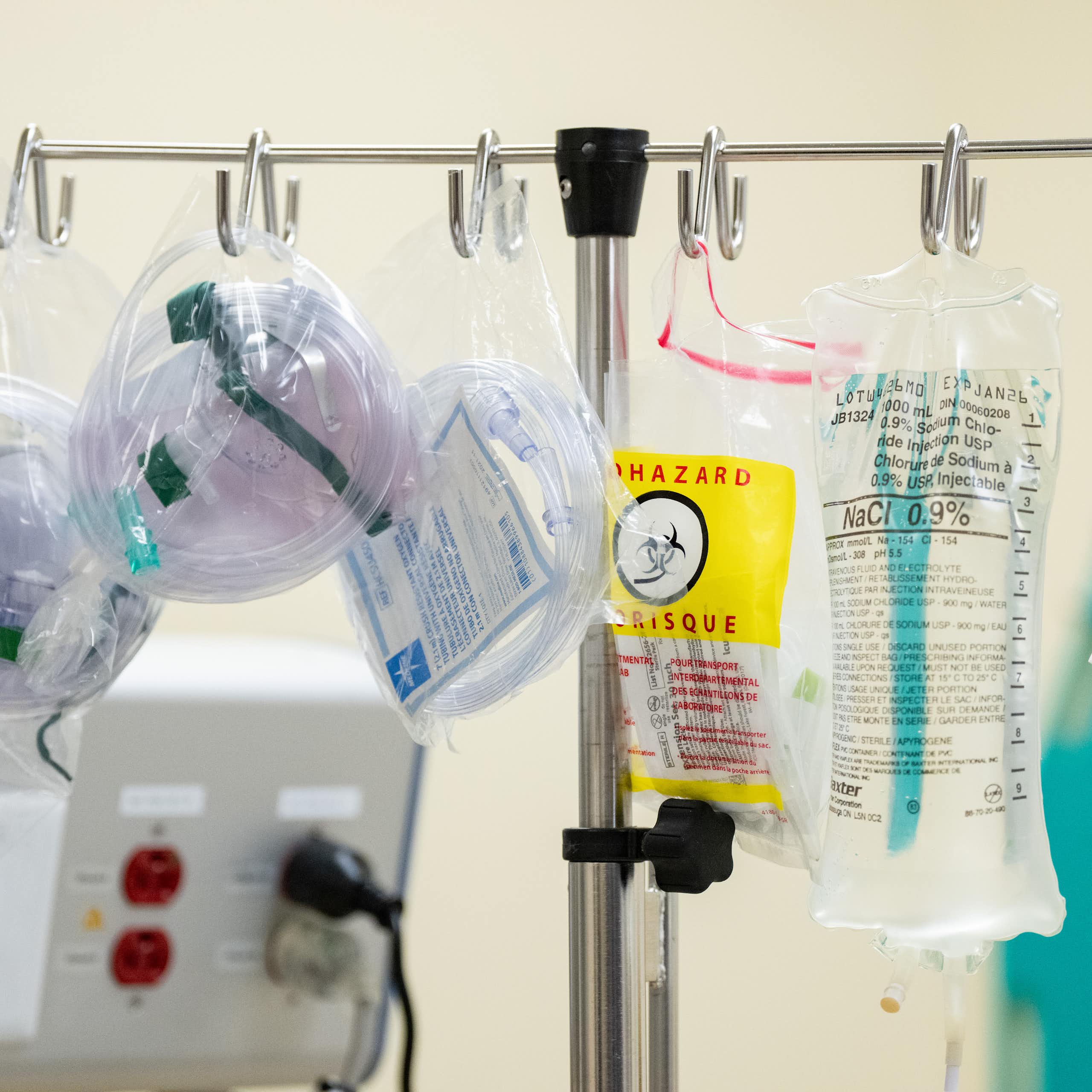 Une potence à perfusion est visible dans une chambre de l’unité d’urgence de l’Hôpital de Montréal pour enfants.