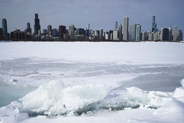 Horizonte de Chicago con edificios altos que se elevan sobre un lago congelado