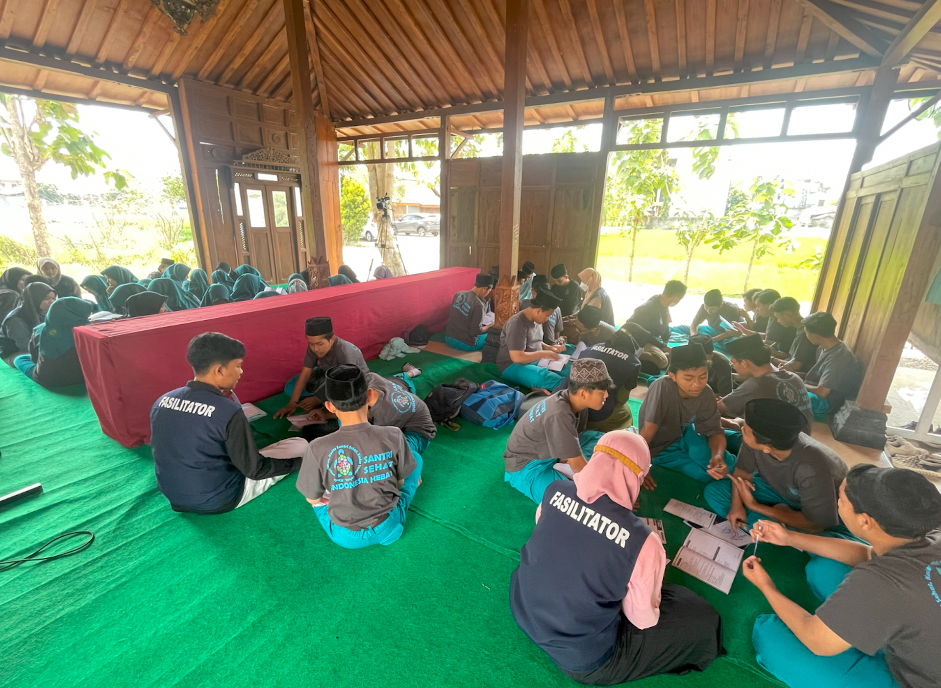 Pelatihan santri husada untuk menjadi kader kesehatan di pesantren.