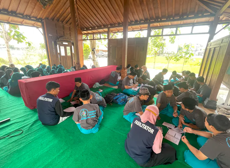 Pelatihan santri husada untuk menjadi kader kesehatan di pesantren.