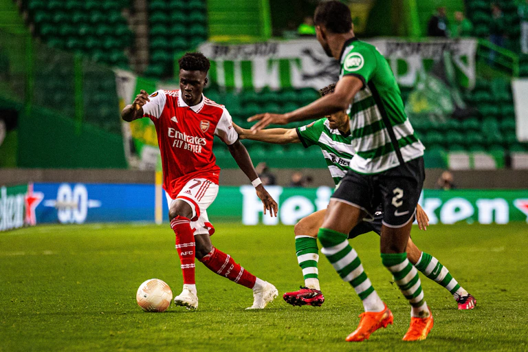 Image of a 2023 Europa League game between Sporting CP and Arsenal FC, with red shirts versus green.
