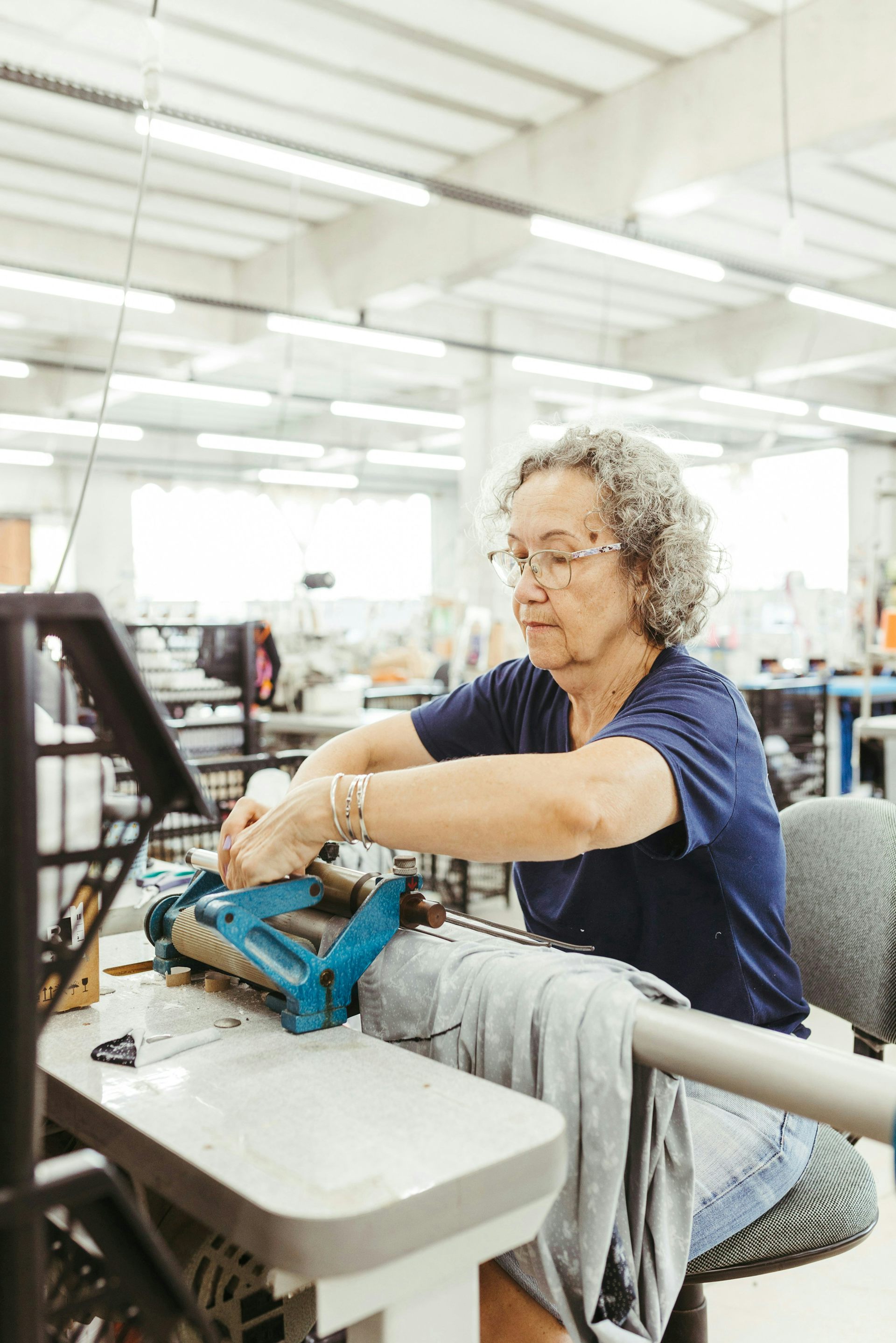 Une femme travaille le textile